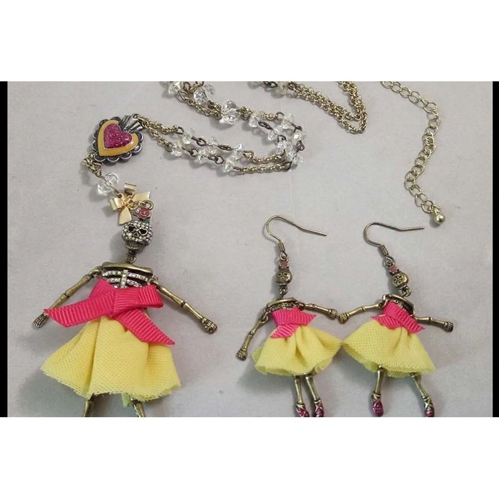 NWT 🎃🎃 adorable skeleton ballerina with matching earrings super different cute